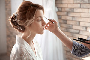Makeup trends 2019 - bride having makeup done
