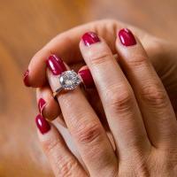 How to choose an engagement ring – follow five easy steps