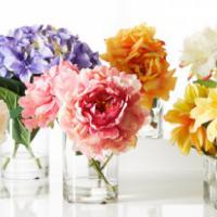 Style Expert talks about the use of artificial flowers in weddings